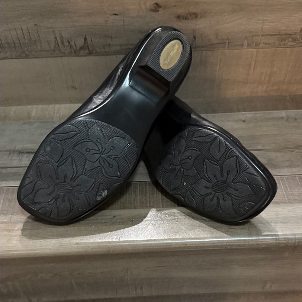 Softspots Black Leather with Floral Accent - Picture 4 of 5